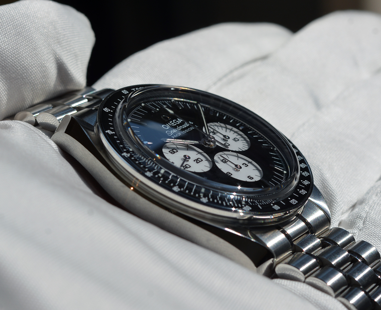 OMEGA】定番のムーンウォッチにリバースパンダダイヤルが登場